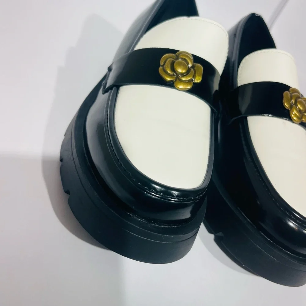 Elegant Black and White Loafers - Picture 6 of 13